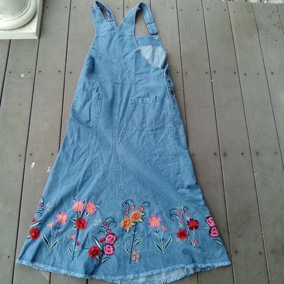 THE PYRAMID COLLECTION DRESS SIZE SMALL Floral Embroidered Denim Overall Dress - Picture 6 of 10